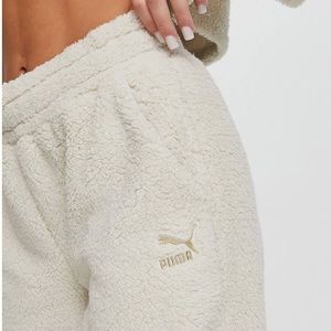 Puma Classics Cozy Club borg sweatpants in oatmeal - Medium